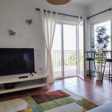 Spacious & Sunny Apartment By Timelystay 公寓