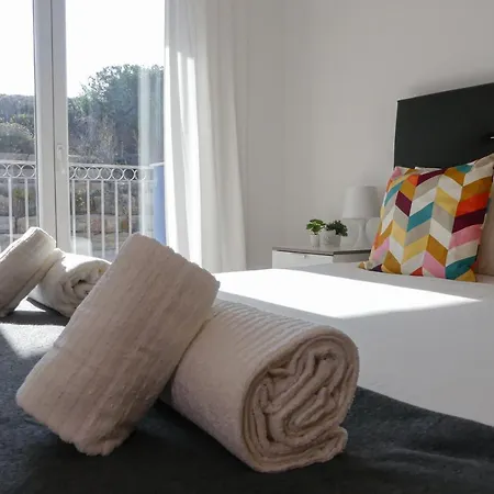 Spacious & Sunny Apartment By Timelystay 公寓