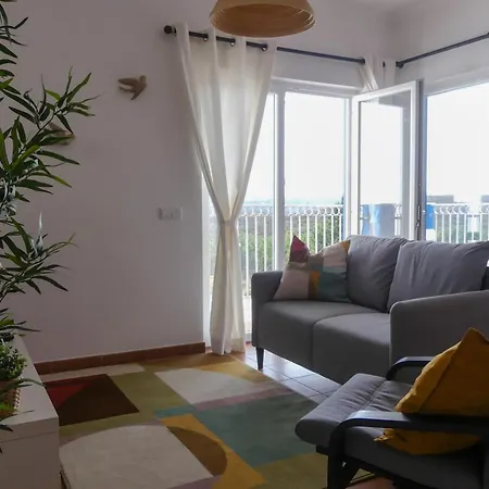 Spacious & Sunny Apartment By Timelystay