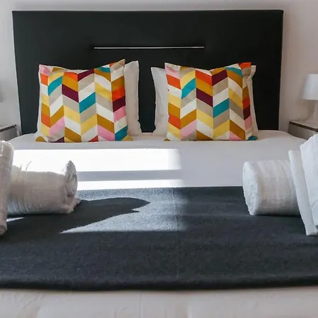 Spacious & Sunny Apartment By Timelystay *