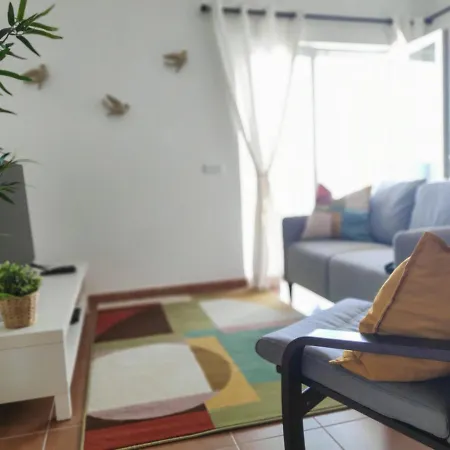 Spacious & Sunny Apartment By Timelystay *